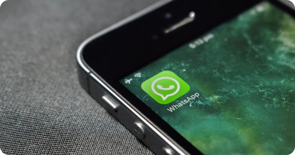 Móvil con la app de whatsapp instalada