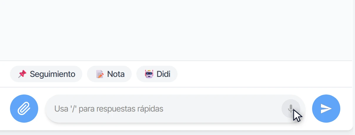 Botón del micrófono a la derecha del campo de texto