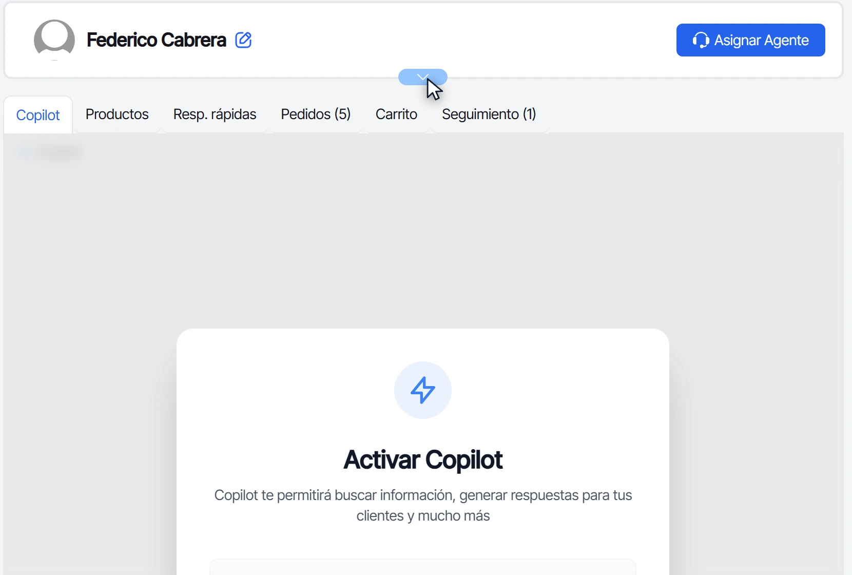Panel del contacto a la derecha del chat con el control para expandir sus datos