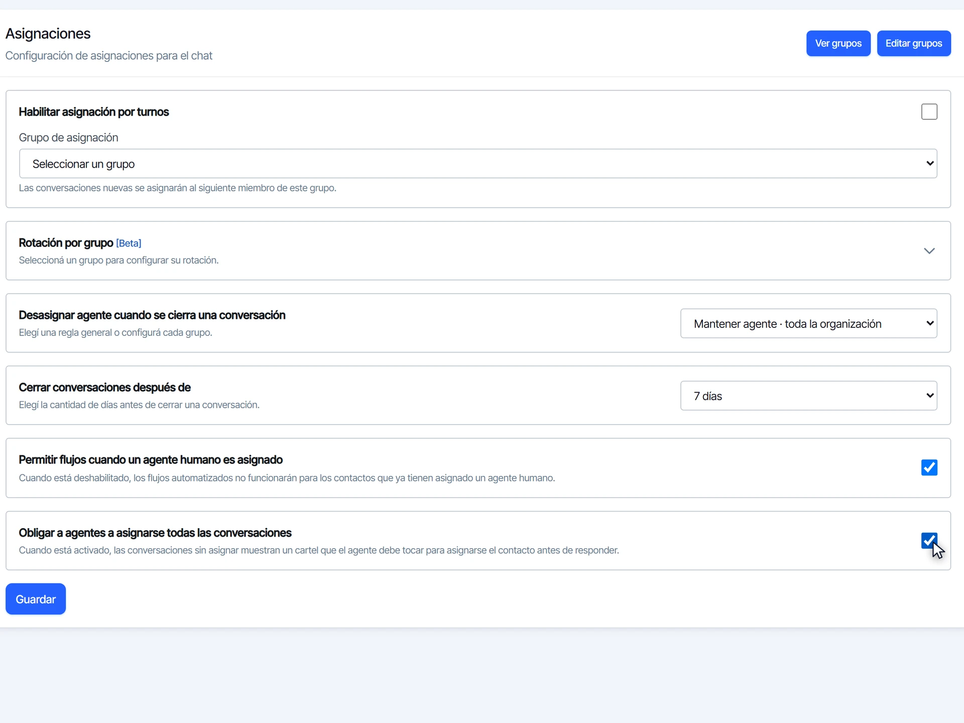 Opción Obligar a agentes a asignarse todas las conversaciones marcada en Asignaciones