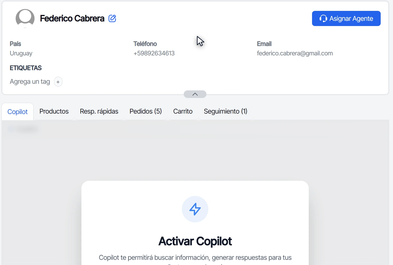 Datos del contacto expandidos: país, teléfono, email y etiquetas