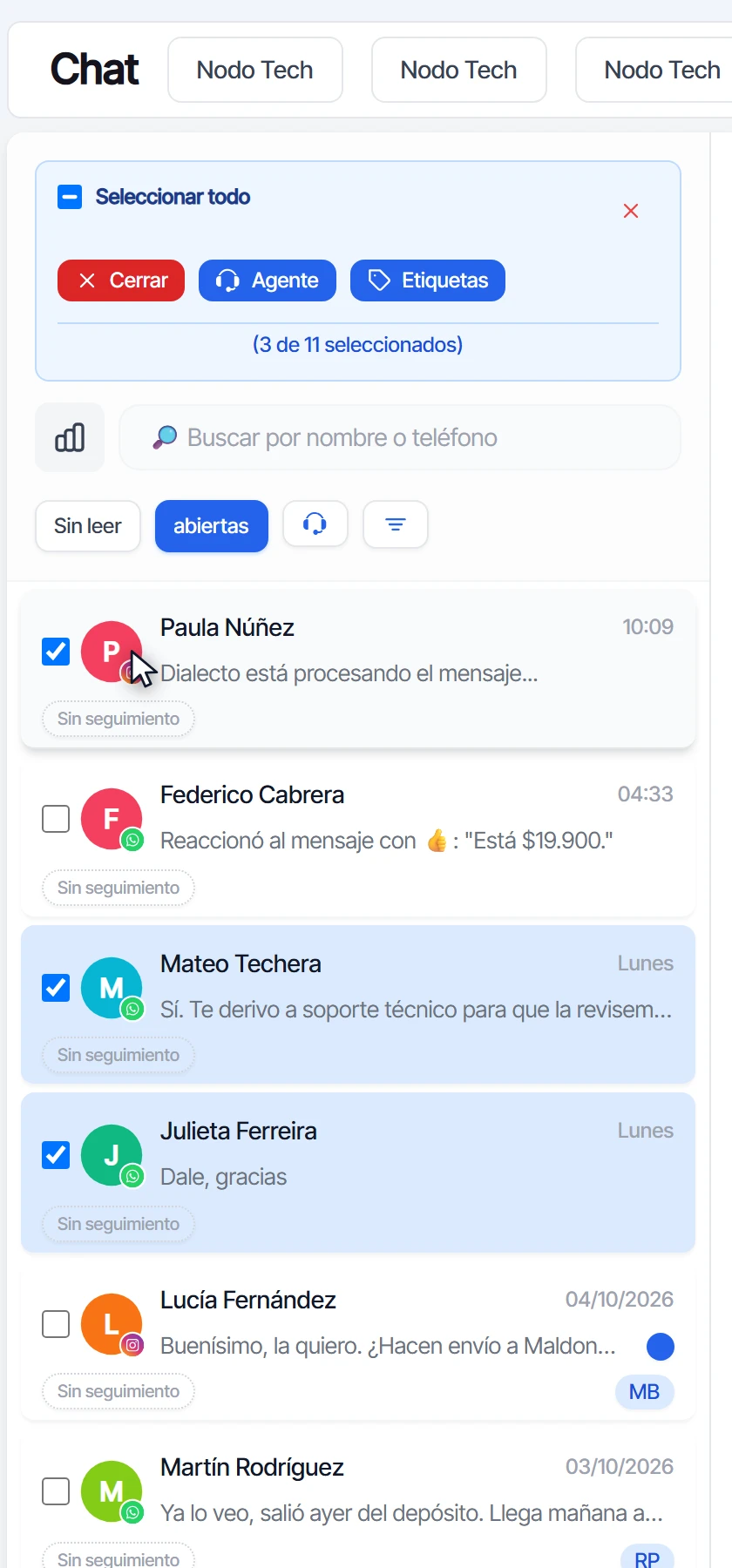 Tres conversaciones marcadas y la barra de selección con los botones Cerrar, Agente y Etiquetas