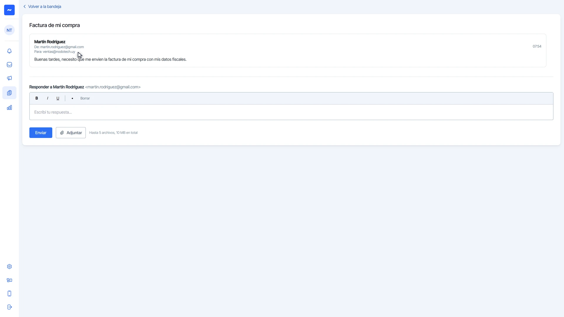 Correo abierto con el remitente, la casilla que lo recibió y el editor de respuesta con Enviar y Adjuntar