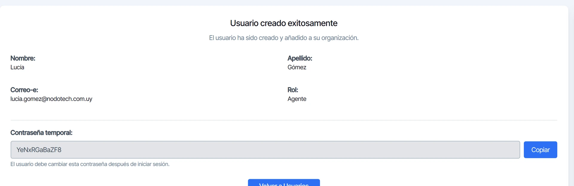 Usuario creado con sus datos y la contraseña temporal, que se muestra una sola vez