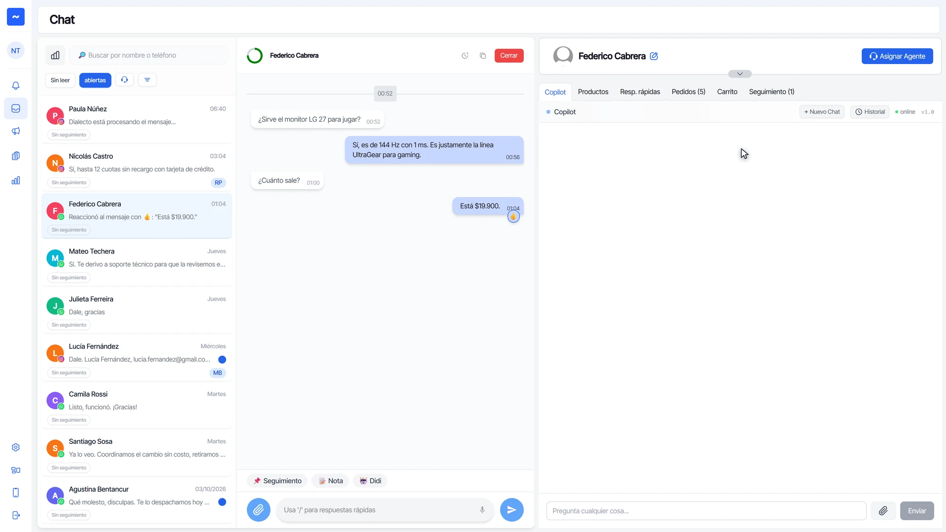 Chat en tres columnas: lista de conversaciones, conversación abierta y panel del cliente