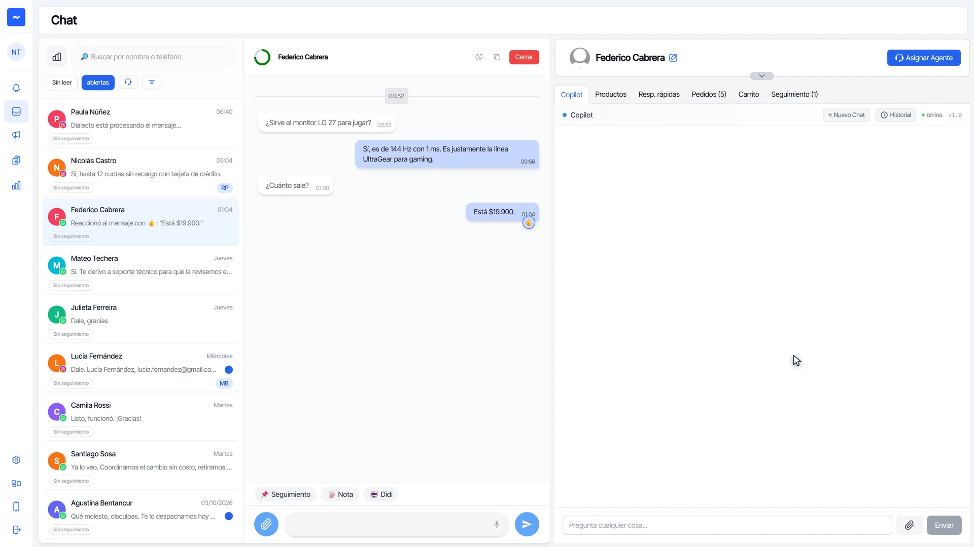 Pestaña Copilot activa en el panel derecho del chat, con su campo para preguntar